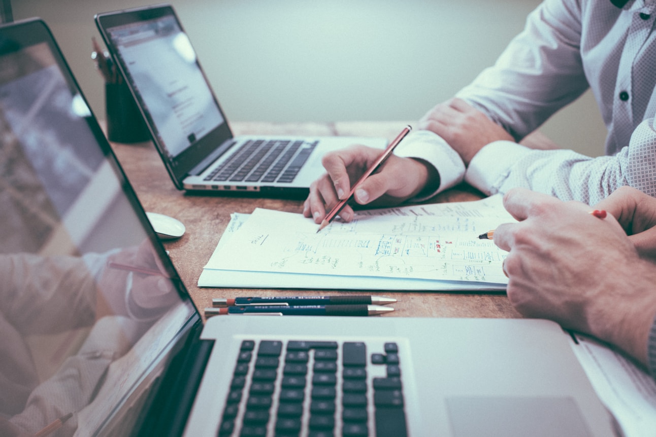 Laptop and training materials for structured sales mastery